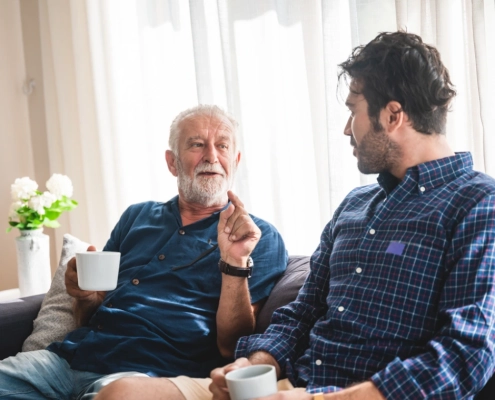 Hijo hablando con su padre sobre la posibilidad de recibir ayuda