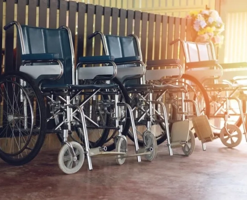 Varias sillas de ruedas juntas