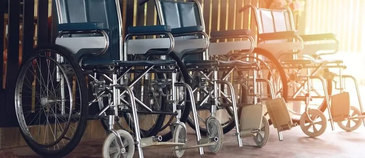 Varias sillas de ruedas juntas