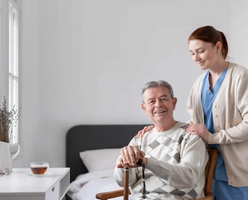 mujer cuidando a un señor mayor