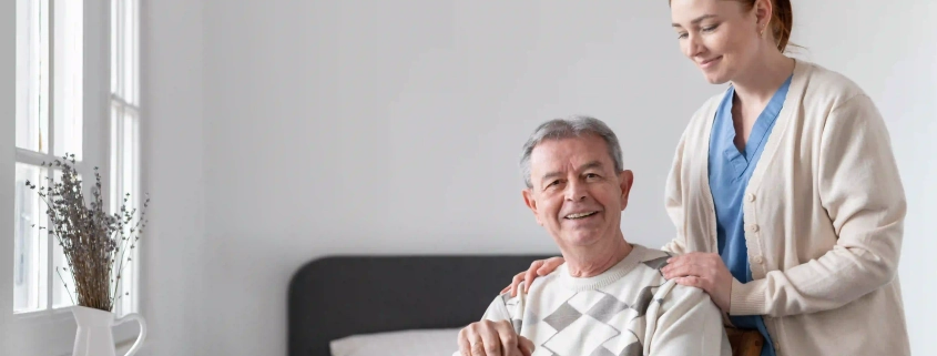 mujer cuidando a un señor mayor